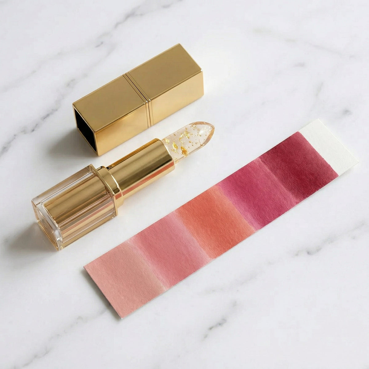 Reveliane Lippenstift mit Farbverlauf auf Marmor
