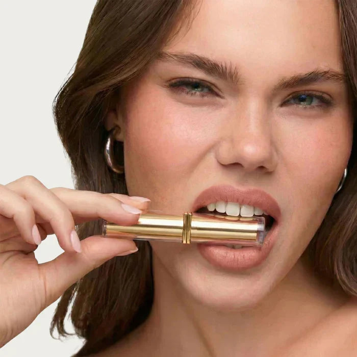 Frau mit dem Reveliane PH Glow Lippenstift