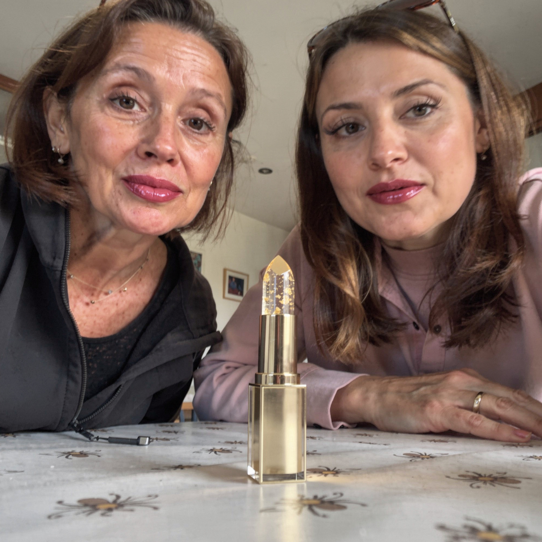 Zwei Frauen mit dem Reveliane Lippenstift
